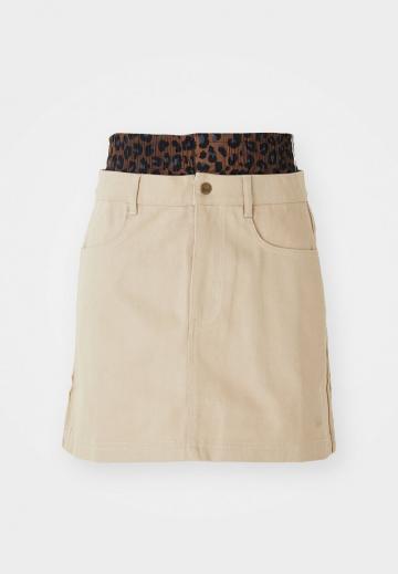 Юбка с накладными карманами