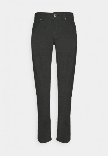 Узкие джинсы