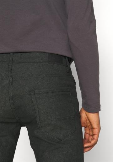 Узкие джинсы