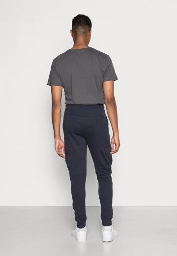 Брюки с накладными карманами