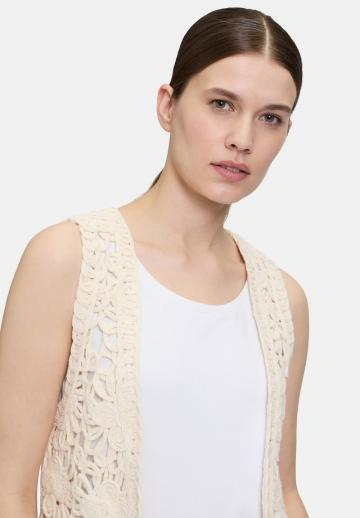 Вязаный жилет