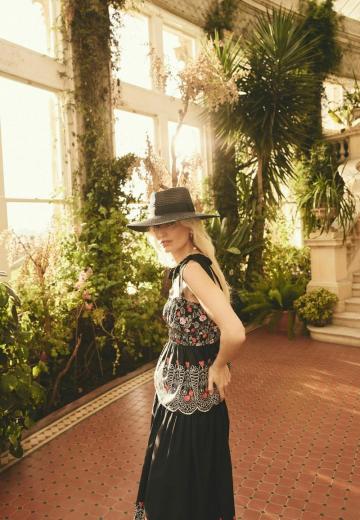 Блузка без рукавов