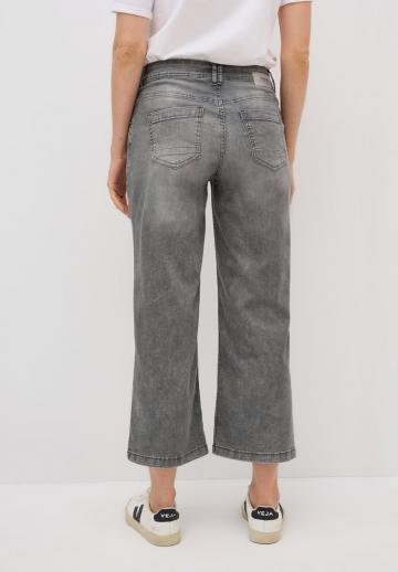 Короткие джинсы