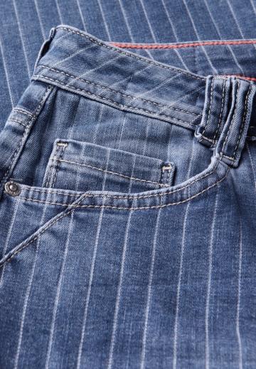 Короткие джинсы