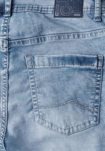 Короткие джинсы