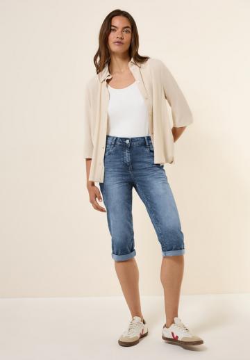 Короткие джинсы