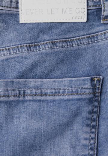 Прямые джинсы