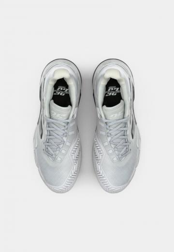 Теннисные кроссовки