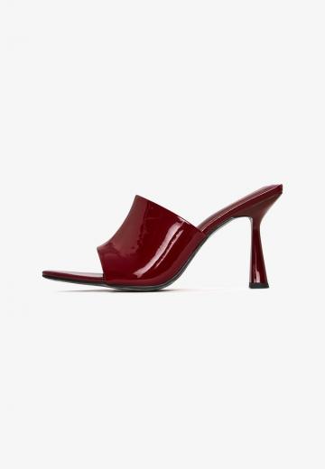 Босоножки на каблуке