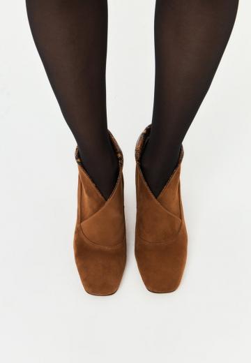 Полусапожки на высоком каблуке