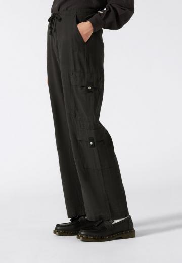 Брюки с накладными карманами