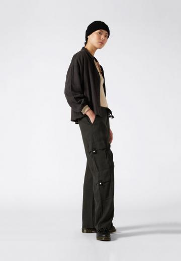 Брюки с накладными карманами