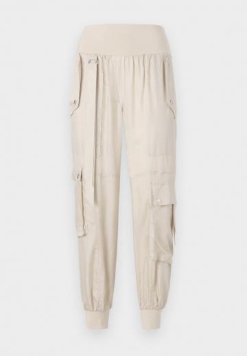 Брюки с накладными карманами