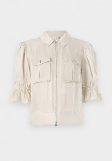 Куртка с накладнымит карманами