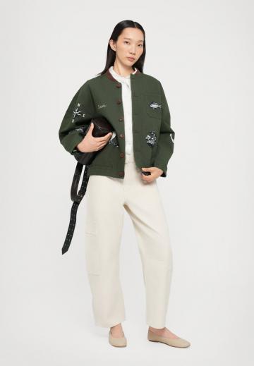 Брюки с накладными карманами