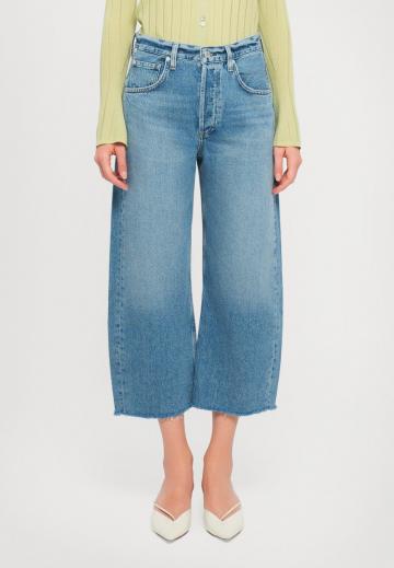 Короткие джинсы