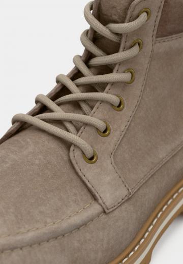 Ботинки на шнуровке