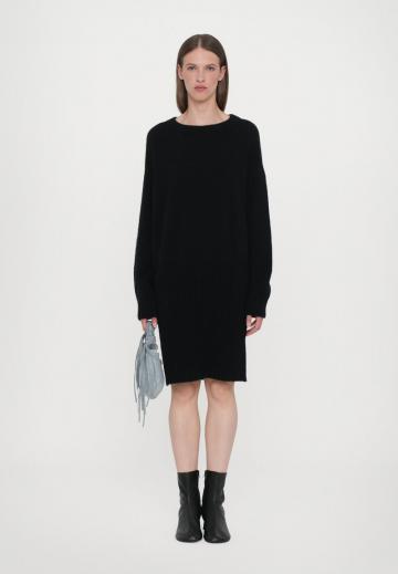 Вязаное платье