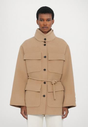 Куртка с накладнымит карманами