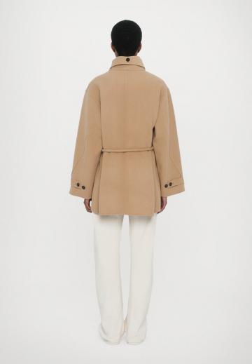 Куртка с накладнымит карманами