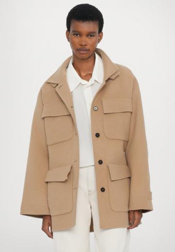 Куртка с накладнымит карманами