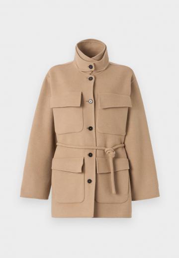 Куртка с накладнымит карманами