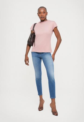 Короткие джинсы