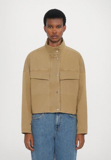 Куртка с накладнымит карманами