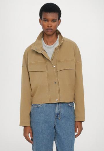 Куртка с накладнымит карманами