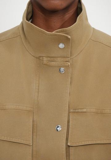 Куртка с накладнымит карманами