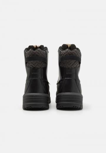 Походные ботинки