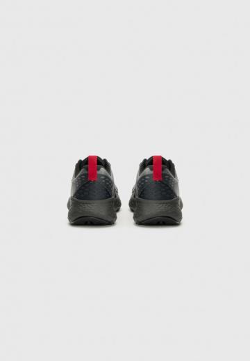 Походные кроссовки