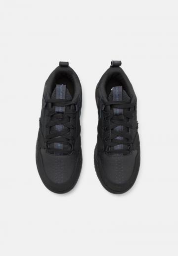 Походные кроссовки