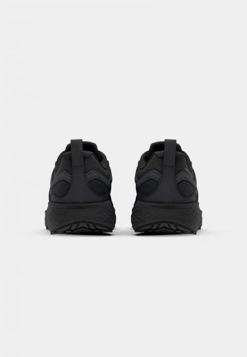 Походные кроссовки