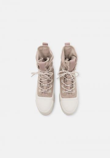 Ботинки на шнуровке