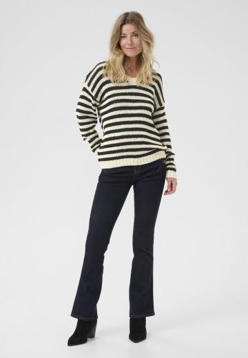 Пуловер в полоску