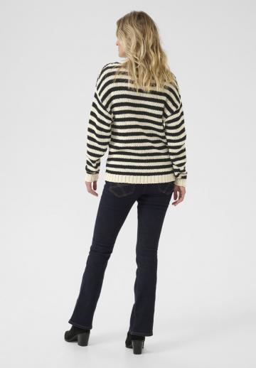 Пуловер в полоску