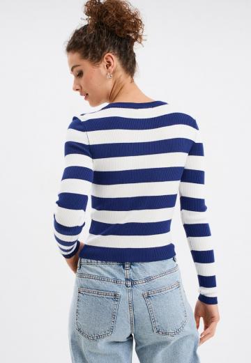 Пуловер в полоску