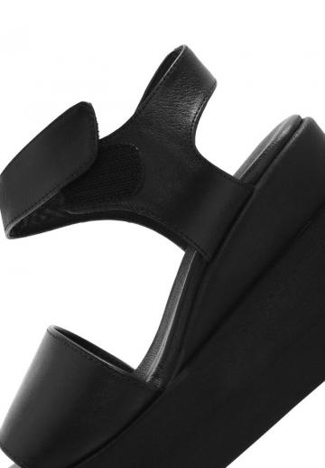 Босоножки на танкетке