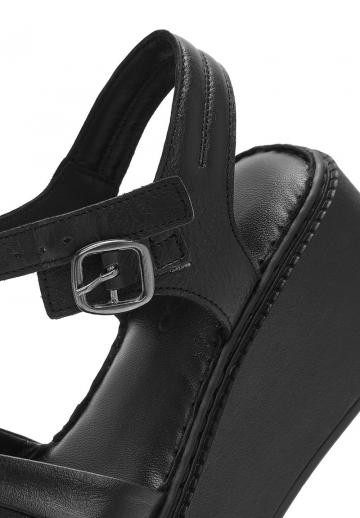 Босоножки на танкетке