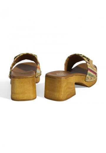 Босоножки на каблуке