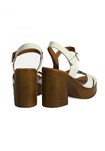 Босоножки на каблуке