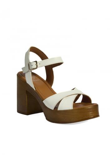 Босоножки на каблуке