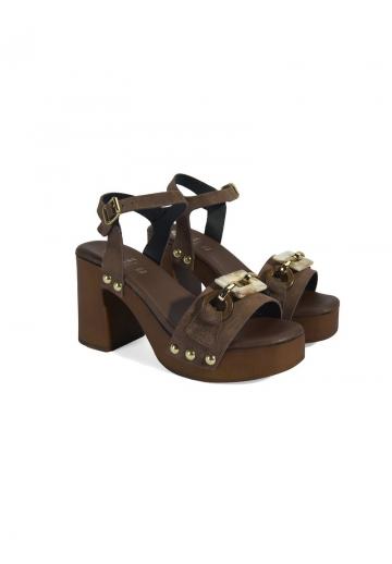 Босоножки на каблуке