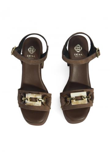 Босоножки на каблуке