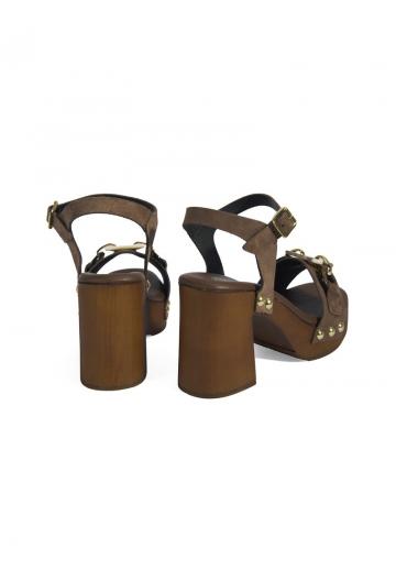 Босоножки на каблуке