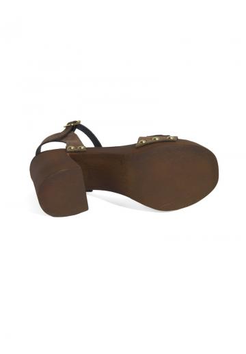 Босоножки на каблуке