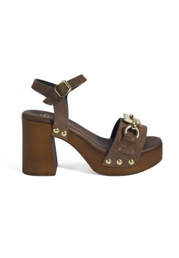 Босоножки на каблуке