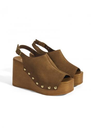 Босоножки на каблуке