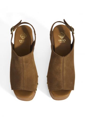 Босоножки на каблуке